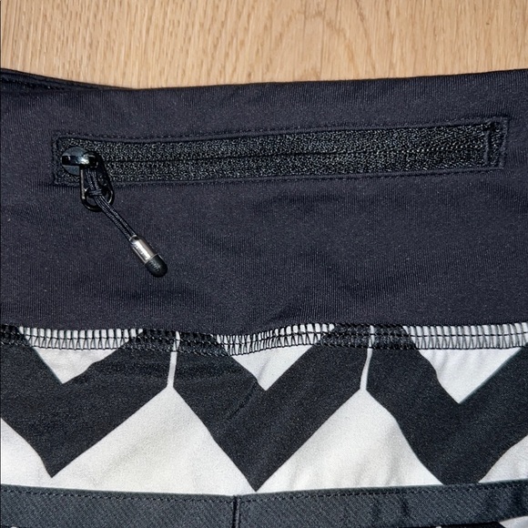 NWOT - Lululemon Athletica Black and White Athletic Shorts Chevron Pattern - Picture 4 of 8